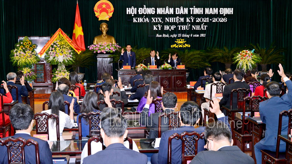 Các đại biểu biểu quyết thông qua các Nghị quyết của kỳ họp.