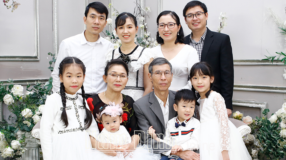 Gia đình ông Trần Trung Hoà, tổ 9 phường Trường Thi (thành phố Nam Định) nhiều năm liền đạt danh hiệu Gia đình văn hoá (Ảnh chụp trước 27-4-2021).  Bài và ảnh: Viết Dư