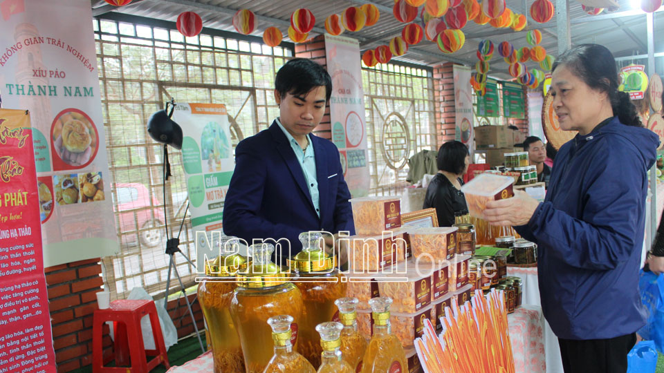 Giới thiệu sản phẩm của các hợp tác xã tại Đại hội thành lập Hiệp hội văn hóa ẩm thực Nam Định.