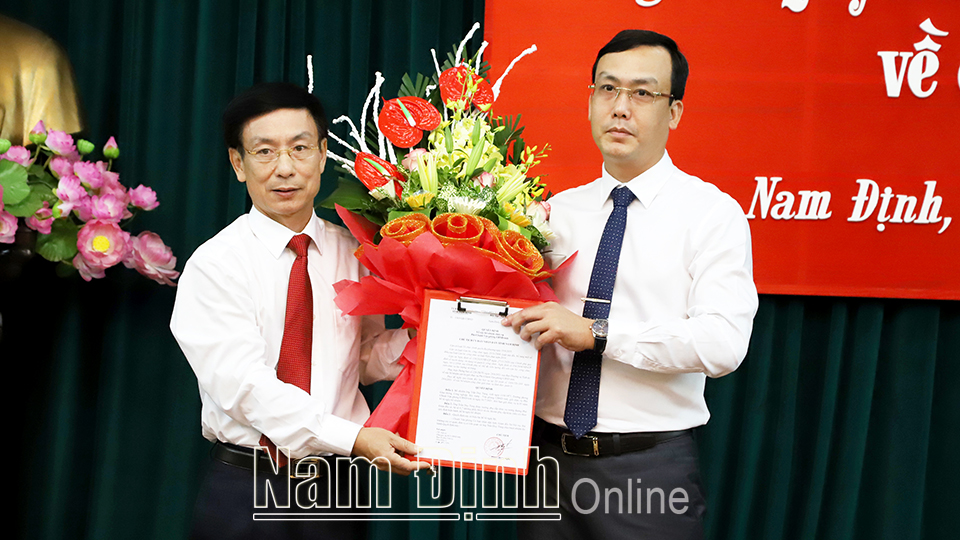 Đồng chí Phạm Đình Nghị, Phó Bí thư Tỉnh ủy, Chủ tịch UBND tỉnh tặng hoa chúc mừng đồng chí Phó Văn phòng UBND tỉnh.