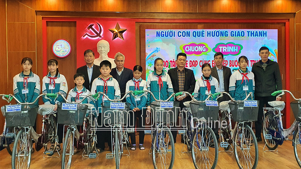 Học sinh Trường THCS Giao Thanh (Giao Thuỷ) nhận học bổng bằng xe đạp do những người con quê hương Giao Thanh trao tặng (Ảnh chụp trước ngày 27-4-2021).