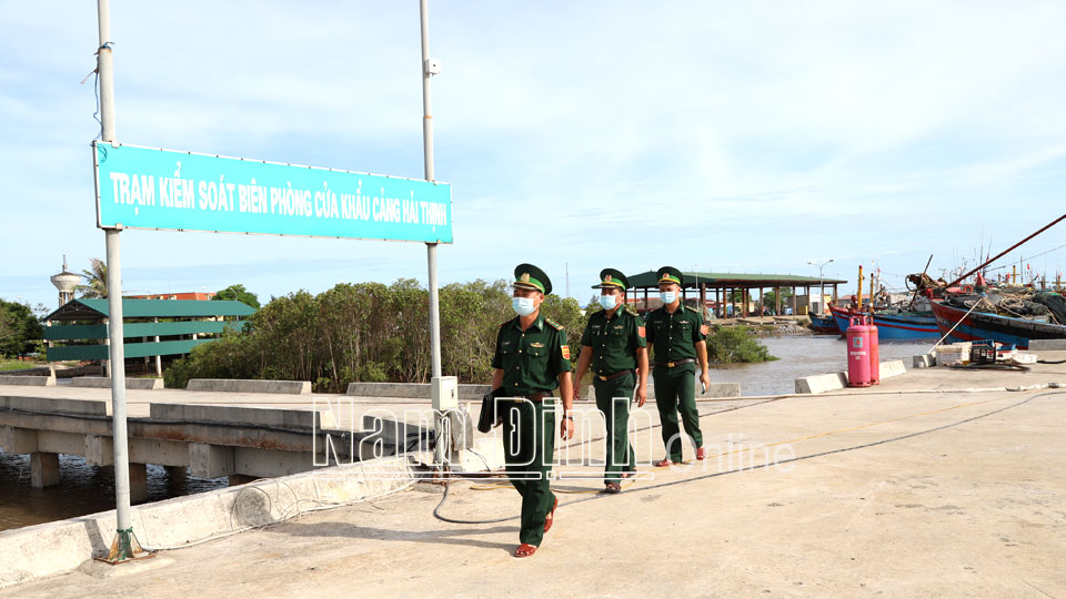 Cán bộ   Trạm kiểm soát biên phòng CKC Hải Thịnh tổ chức tuần tra, kiểm soát giữ gìn an ninh trật tự khu vực Cảng   Hải Thịnh.
