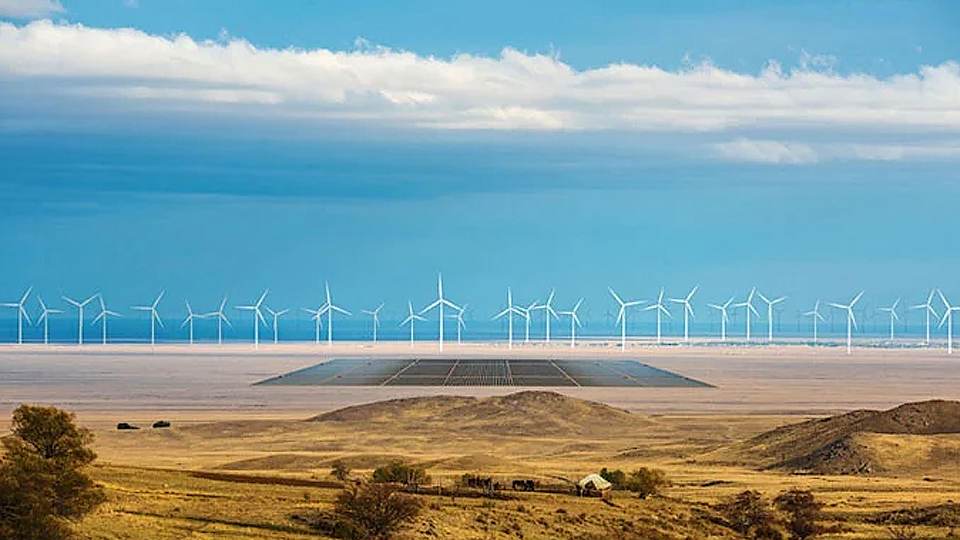 Các trang trại điện gió và điện mặt trời sẽ cung cấp năng lượng để sản xuất hydro xanh. (Ảnh: Svevind).