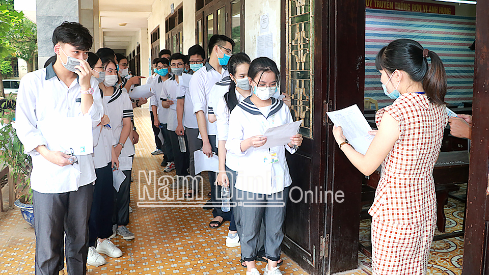 Giám thị gọi tên thí sinh vào phòng thi tại điểm thi THPT Lê Hồng Phong (thành phố Nam Định).