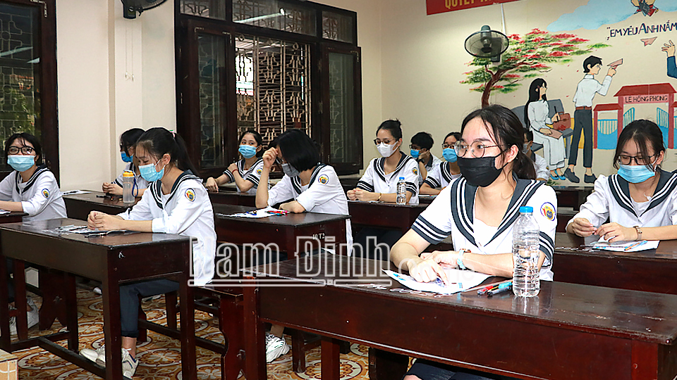 Thí sinh tại điểm thi THPT Lê Hồng Phong (thành phố Nam Định) chuẩn bị bước vào môn thi đầu tiên: môn Ngữ văn (120 phút)