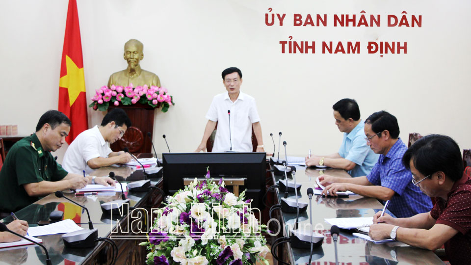 Đồng chí Phạm Đình Nghị, Phó Bí thư Tỉnh ủy, Chủ tịch UBND tỉnh,  Trưởng Ban chỉ huy PCTT và TKCN tỉnh phát biểu chỉ đạo tại cuộc họp.