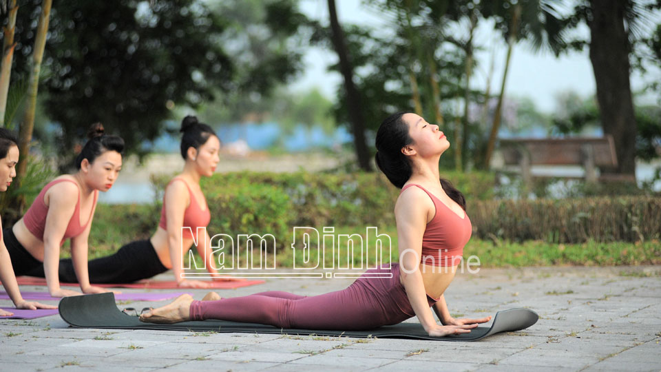 Chị Đỗ Phương Thảo hướng dẫn học viên tập yoga.