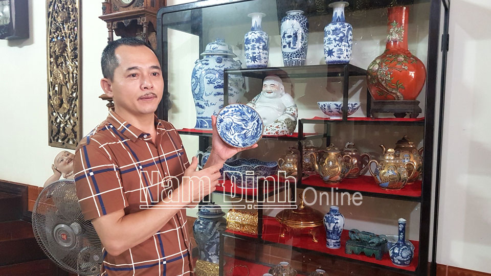 Anh Đỗ Văn Thiện, xóm 34, xã Hải Minh giới thiệu các món đồ cổ quý trong nhà.