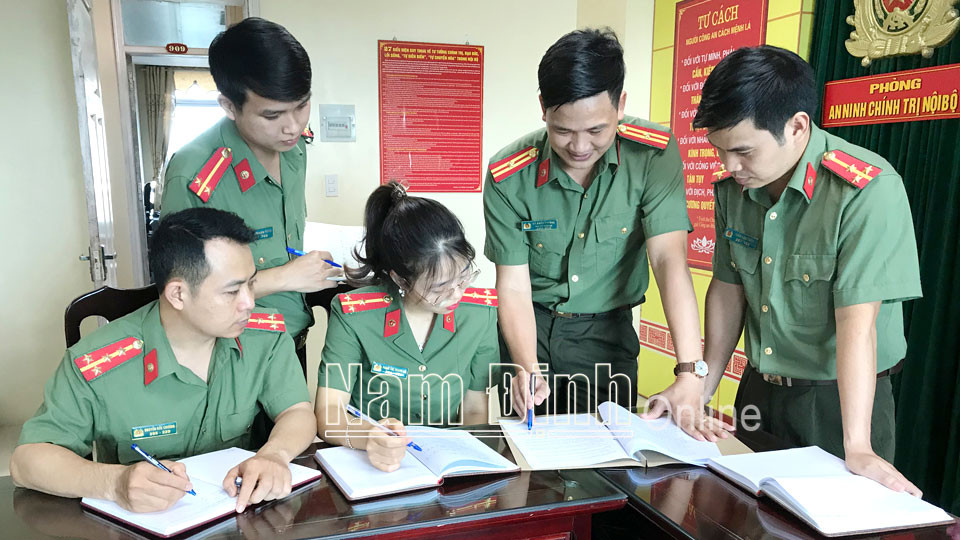 Cán bộ, chiến sĩ Phòng An ninh chính trị nội bộ (Công an tỉnh) triển khai kế hoạch công tác.