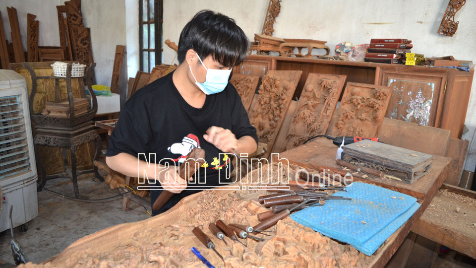 Sản xuất đồ gỗ mỹ nghệ truyền thống tại xưởng đồ gỗ Tuấn Hằng, làng nghề Tân Bồi, xã Hải Minh.