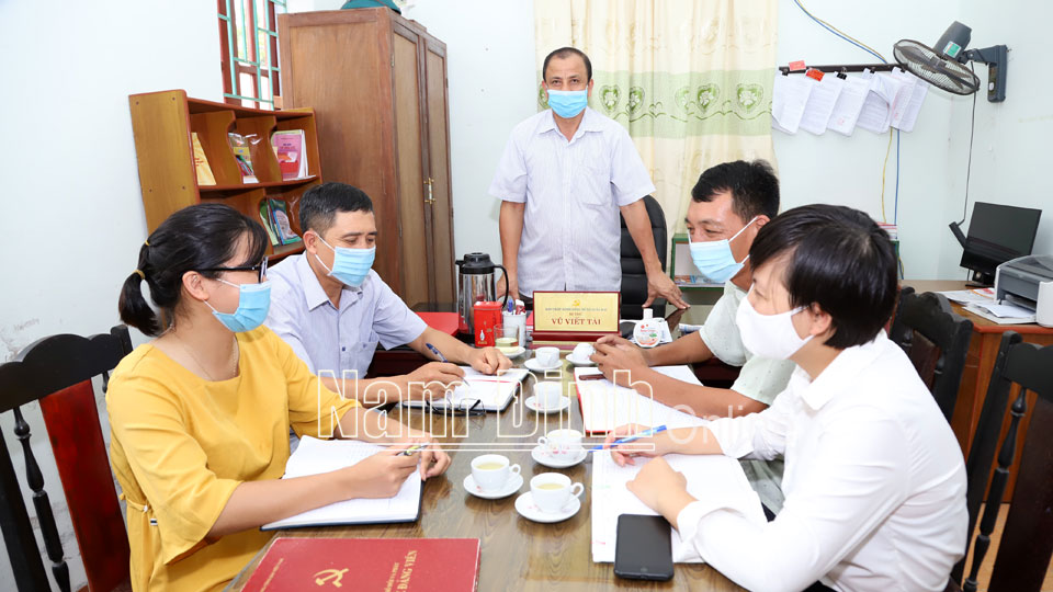 Ban Thường vụ Đảng ủy xã Xuân Đài trao đổi, bàn biện pháp phát triển đảng viên mới.