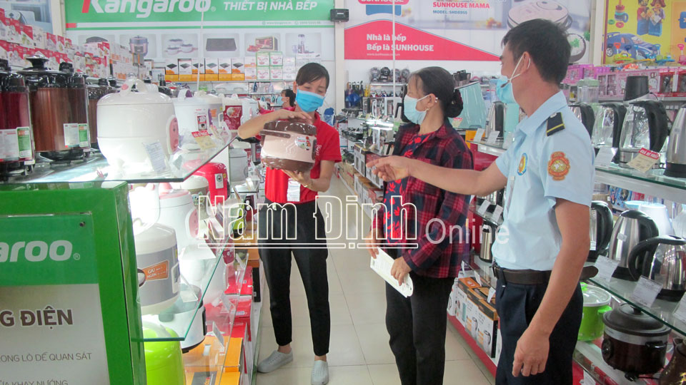 Người dân huyện Giao Thủy mua sắm hàng hóa tại siêu thị Lan Chi, xã Hoành Sơn.  Bài và ảnh: Nguyễn Hương
