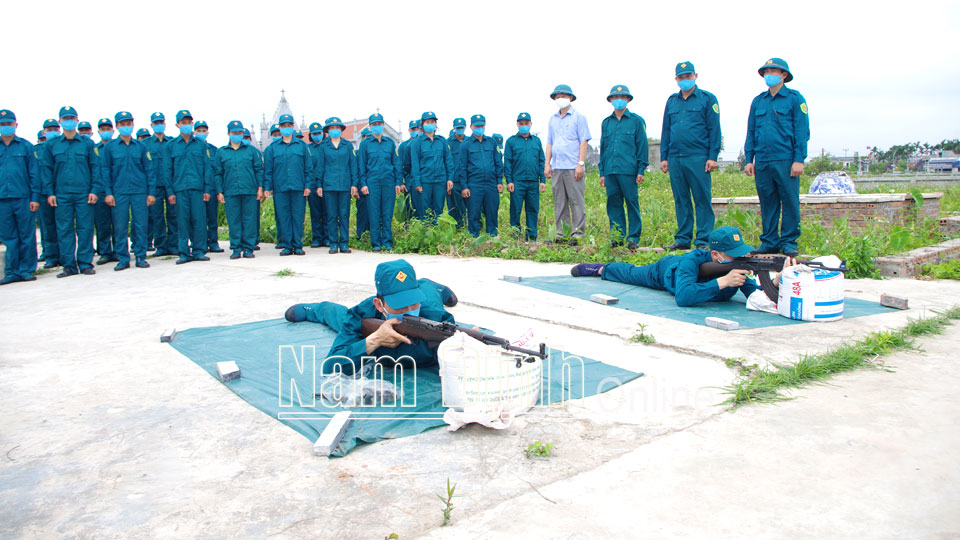 Huấn luyện sẵn sàng chiến đấu cho lực lượng dân quân tự vệ xã Hải Hưng.