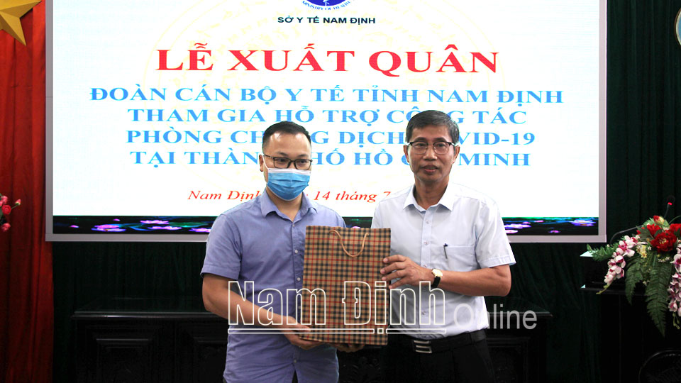 Lãnh đạo Sở Y tế, tặng quà, động viên Đoàn cán bộ y tế hỗ trợ thành phố Hồ Chí Minh chống dịch COVID-19.