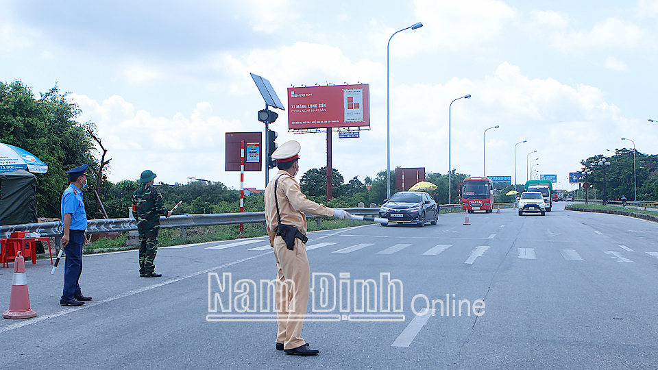 Lực lượng cảnh sát giao thông tiến hành dừng phương tiện để kiểm tra tại chốt kiểm tra Quốc lộ 21B, xã Mỹ Thuận và chốt cầu Tân Đệ.