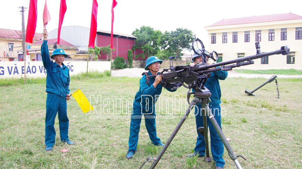 Dân quân tự vệ huyện Mỹ Lộc thực hành bắn súng máy phòng không 12,7mm (Ảnh chụp trước ngày 27-4-2021).