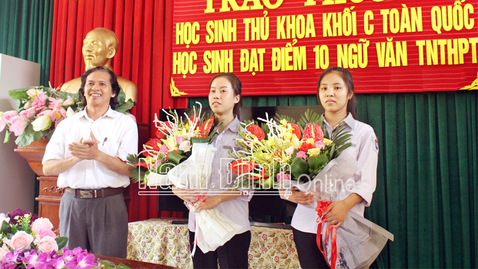 Thầy giáo Hà Xuân Sơn chụp ảnh cùng học sinh thủ khoa khối C và học sinh đạt điểm 10 môn Văn trong kỳ thi tốt nghiệp THPT năm 2020.