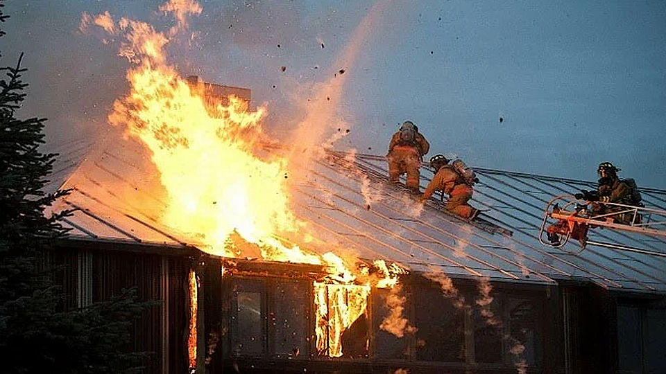 Công nghệ vi sóng có thể giúp lính cứu hỏa tìm người mắc kẹt trong tòa nhà đang cháy. (Ảnh: Pixabay).