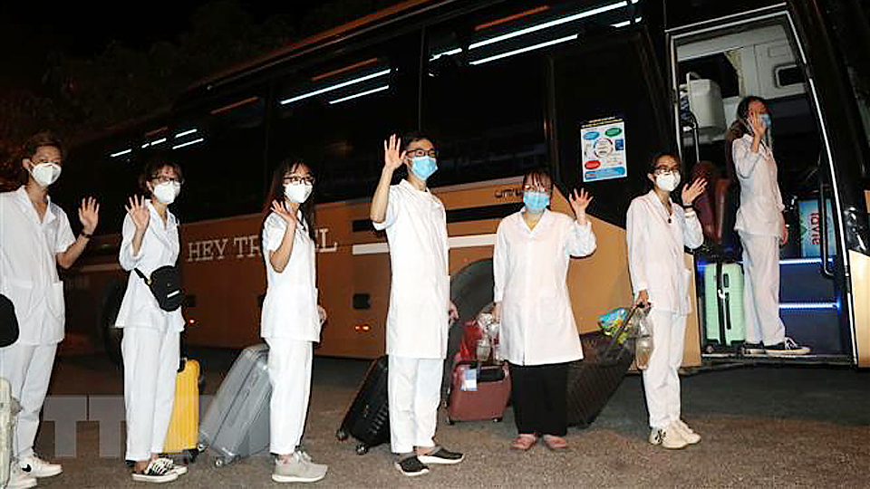 Sinh viên tình nguyện lên đường vào Thành phố Hồ Chí Minh hỗ trợ chống dịch Covid-19. Ảnh: TTXVN  