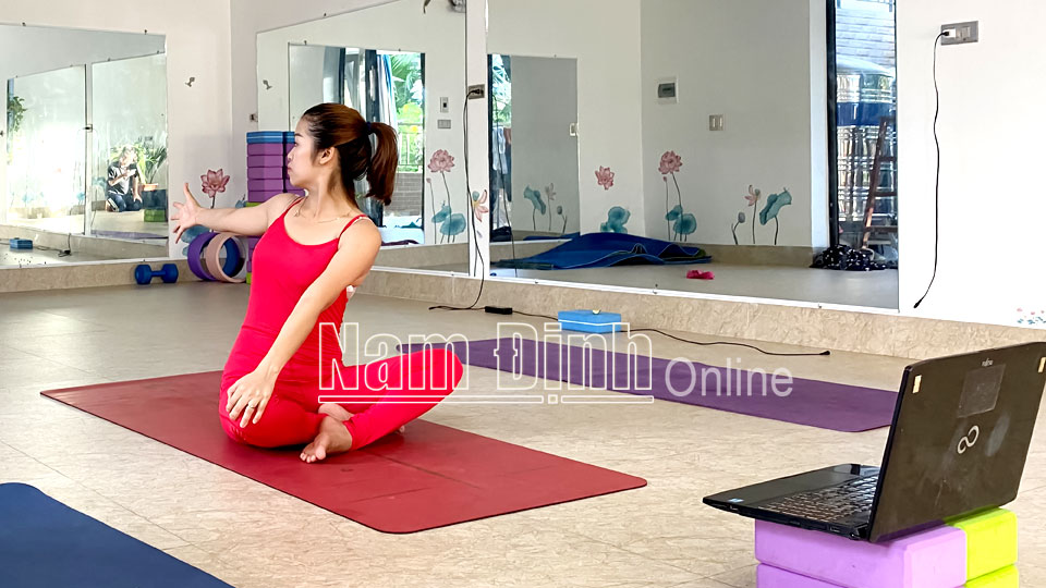 Chị Trần Thuý, xã Mỹ Phúc (Mỹ Lộc) trong một buổi dạy Yoga online.