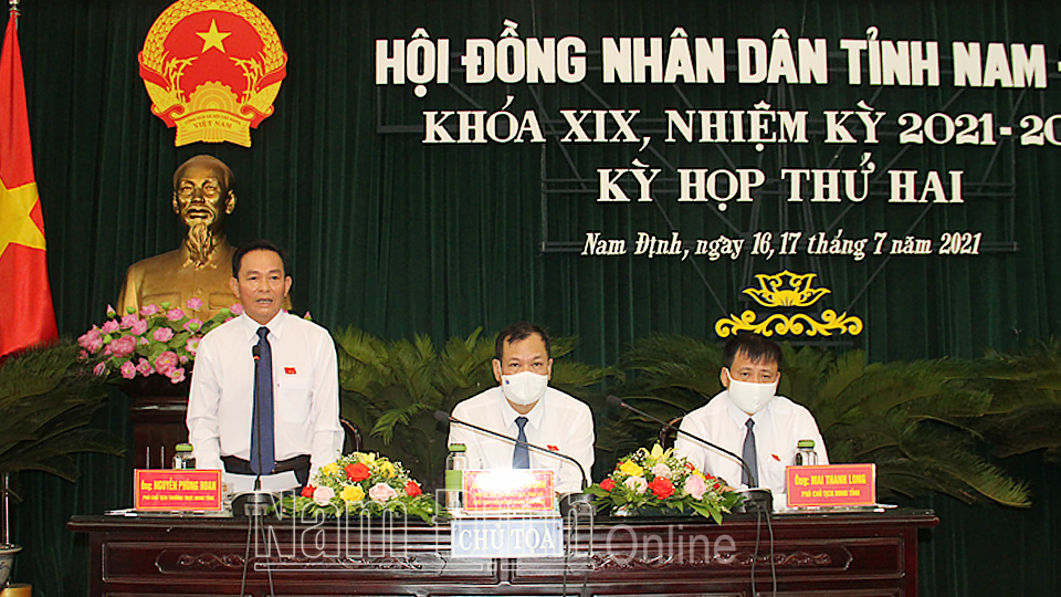 Đồng chí Nguyễn Phùng Hoan, Ủy viên Ban TVTU, Phó Chủ tịch Thường trực HĐND tỉnh điều hành phiên thảo luận tại hội trường.