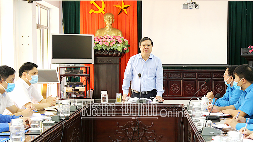 Đồng chí Phạm Gia Túc, Ủy viên BCH Trung ương Đảng, Bí thư Tỉnh ủy phát biểu chỉ đạo tại buổi làm việc với LĐLĐ tỉnh.