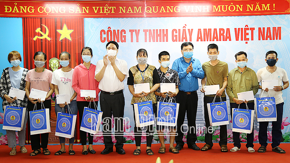 Đồng chí Trần Minh Thắng, Ủy viên Ban TVTU, Trưởng Ban Dân vận Tỉnh ủy và lãnh đạo LĐLĐ tỉnh tặng quà cho công nhân có hoàn cảnh khó khăn.