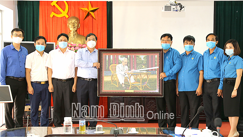 Đồng chí Phạm Gia Túc, Ủy viên BCH Trung ương Đảng, Bí thư Tỉnh ủy tặng LĐLĐ tỉnh bức Chân dung Chủ tịch Hồ Chí Minh.