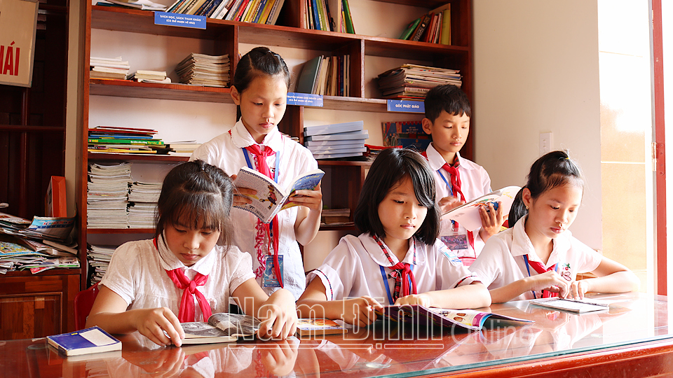 Học sinh tìm đọc sách, báo tại tủ sách nhà văn hóa xóm 7, xã Xuân Trung (Xuân Trường).