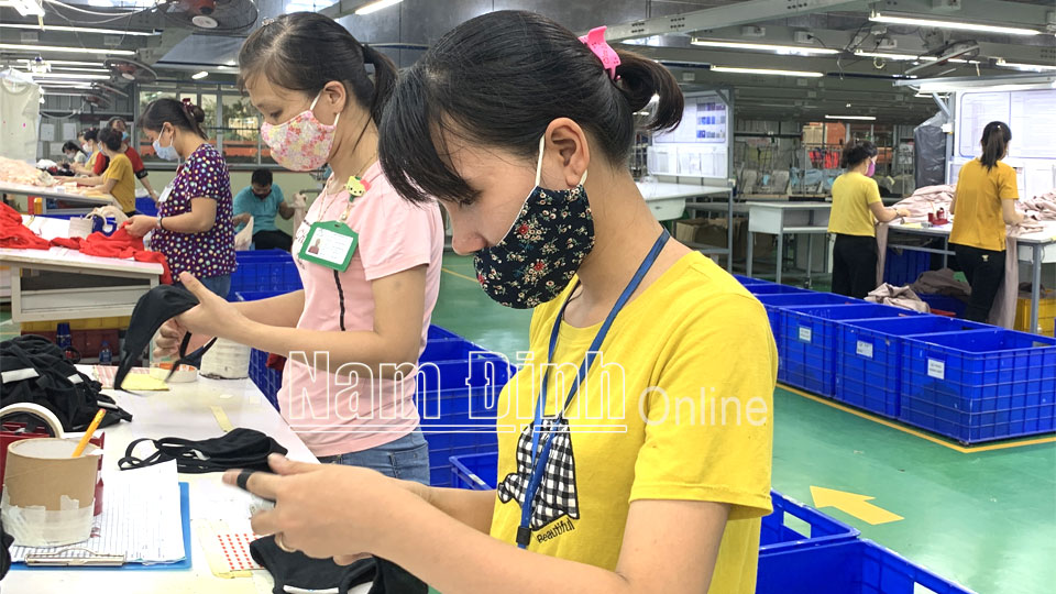 Công ty TNHH Kiara Garments Việt Nam (Trực Ninh) đẩy mạnh sản xuất mặt hàng khẩu trang trong đại dịch COVID-19.
