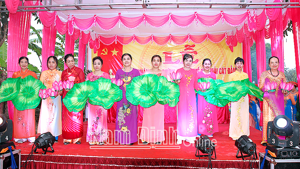 Câu lạc bộ văn nghệ dân gian xã Yên Tiến biểu diễn trong lễ hội truyền thống Đình Cát Đằng (Ảnh chụp trước ngày 27-4-2021).