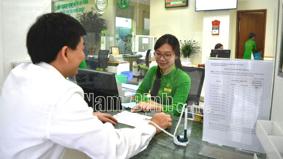 Khách hàng gửi tiền tiết kiệm không kỳ hạn tại trụ sở giao dịch của Ngân hàng TMCP Ngoại thương Việt Nam Chi nhánh Nam Định (Ảnh chụp trước ngày 27-4-2021).