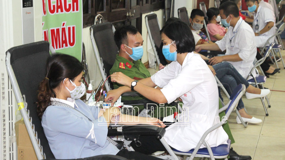 Đông đảo cán bộ, công nhân, viên chức, người lao động tham gia hiến máu trong Chiến dịch “Những giọt máu hồng” hè năm 2021.