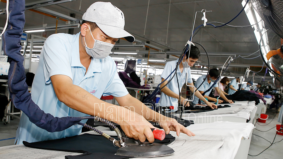 Công ty cổ phần May Sông Hồng, cụm công nghiệp xã Nghĩa Thái (Nghĩa Hưng) thường xuyên nâng cấp máy móc hiện đại phục vụ sản xuất. Ảnh: Viết Dư