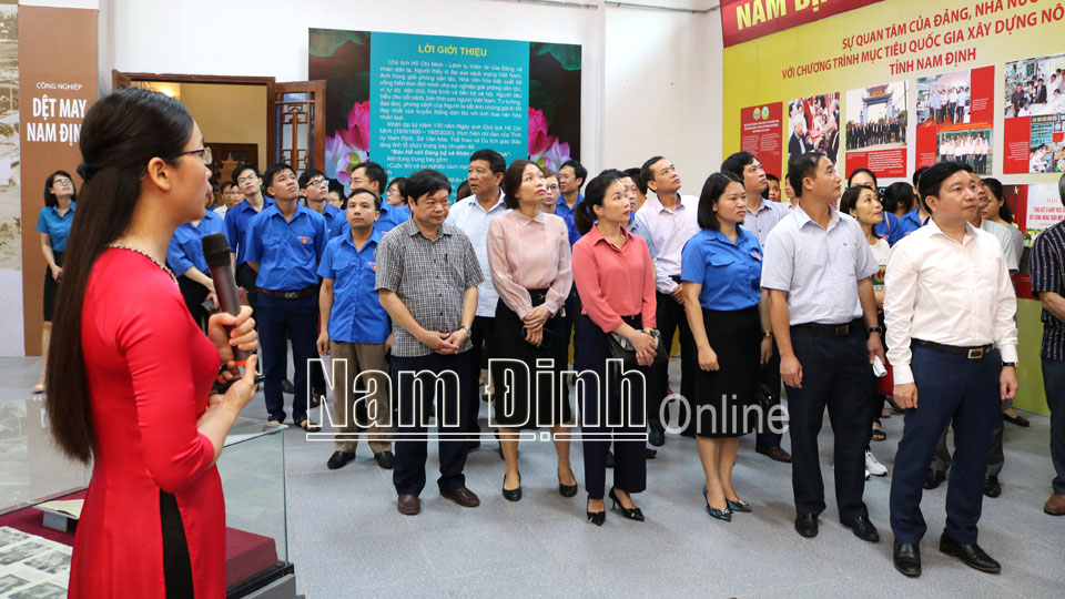 Cán bộ, đảng viên và nhân dân trong tỉnh tham quan Triển lãm “Bác Hồ với Đảng bộ và nhân dân Nam Định” do Sở VH, TT và DL tỉnh tổ chức (Ảnh chụp trước ngày 27-4-2021).