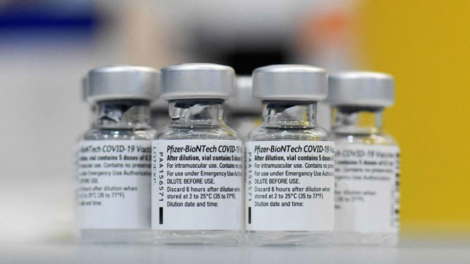Nhiều người có tầm ảnh hưởng trên mạng xã hội đã nhận được lời đề nghị đăng tin giả nhắm vào vaccine COVID-19 Pfizer-BioNTech.  Ảnh: AFP