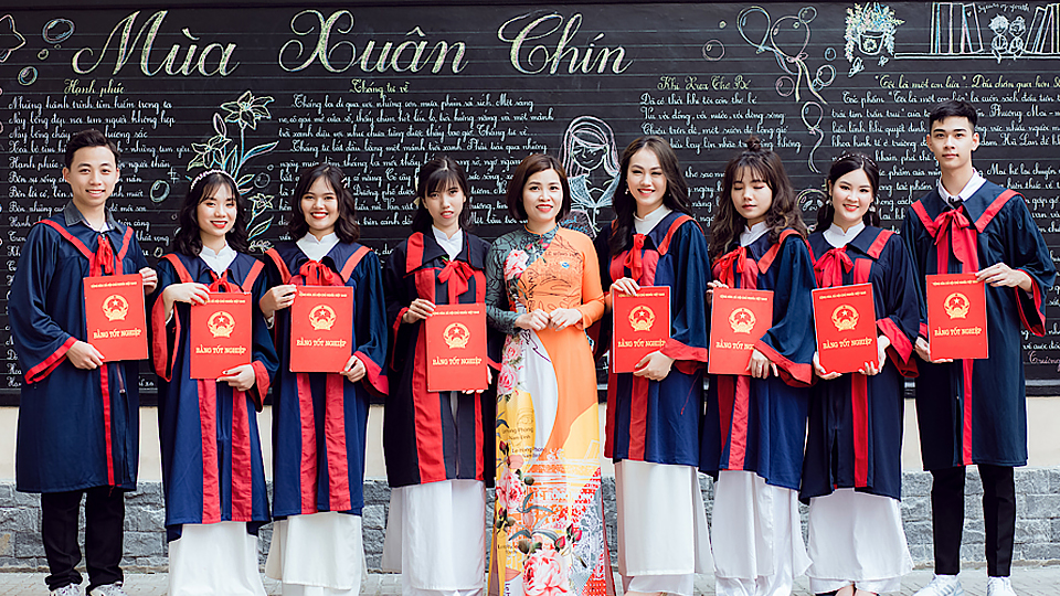Em Phùng Bá Quang, học sinh Trường THPT chuyên Lê Hồng Phong (ngoài cùng bên phải) cùng cô giáo và các bạn. Ảnh: Do cơ sở cung cấp