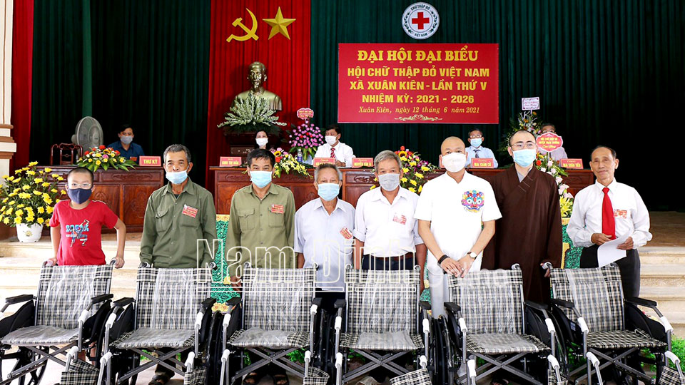 Hội Chữ thập đỏ xã Xuân Kiên và các nhà tài trợ trao tặng xe lăn cho người khuyết tật, bại liệt của xã.
