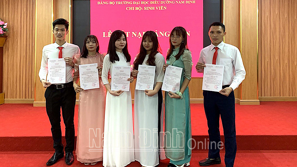 Chi bộ sinh viên, Đảng bộ Trường Đại học Điều dưỡng Nam Định tổ chức kết nạp đảng viên mới (Ảnh chụp trước ngày 27-4-2021).