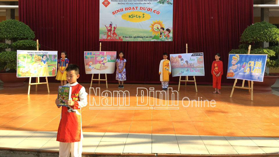 Học sinh Trường Tiểu học Nguyễn Văn Trỗi (thành phố Nam Định) trong hoạt động dưới cờ đầu tuần (Ảnh chụp trước ngày 27-4-2021).