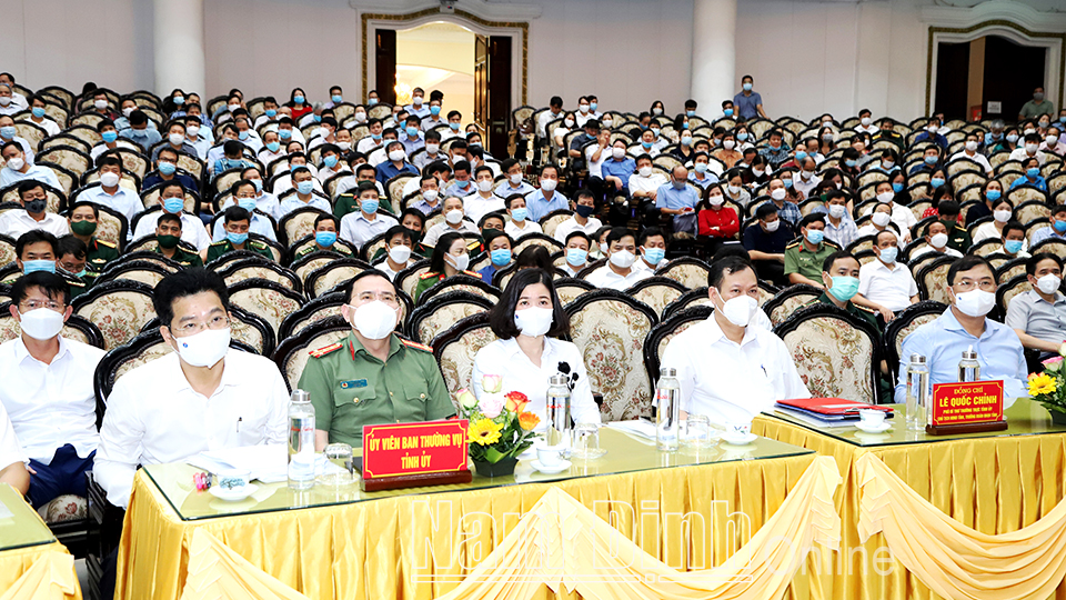 Các đồng chí lãnh đạo tỉnh dự hội nghị quán triệt các nghị quyết chuyên đề của BCH Đảng bộ tỉnh.