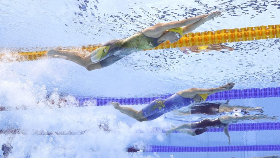 Kình ngư Emma McKeon (trái) trong phần thi chung kết 50m tự do nữ sáng nay. (Ảnh: Getty Images) 