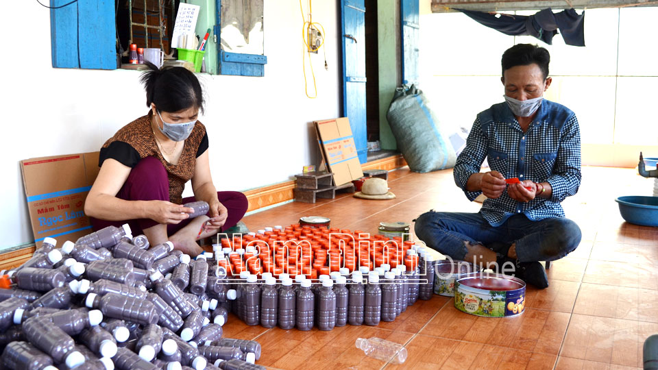 Từ nguồn vốn vay tín dụng của Ngân hàng CSXH huyện Nghĩa Hưng, chị Nguyễn Thị Lĩnh ở xóm 7, xã Nghĩa Hải đã giải quyết khó khăn về vốn nguyên liệu, ổn định hoạt động sản xuất mắm tôm, nước mắm của gia đình.