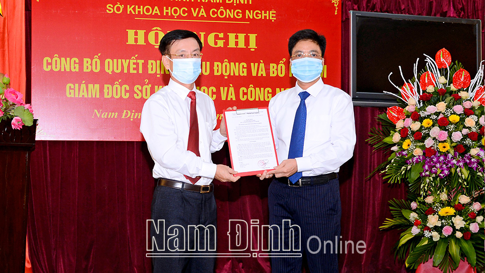 Đồng chí Phạm Đình Nghị, Phó Bí thư Tỉnh ủy, Chủ tịch UBND tỉnh trao Quyết định bổ nhiệm Giám đốc Sở Khoa học và Công nghệ cho đồng chí Trần Minh Hoan.
