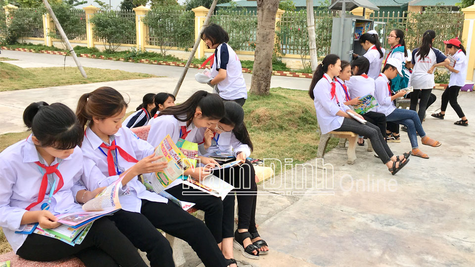 Đội viên, thiếu niên huyện Xuân Trường thường xuyên tìm hiểu kiến thức pháp luật qua sách, báo (Ảnh chụp trước ngày 27-4-2021).