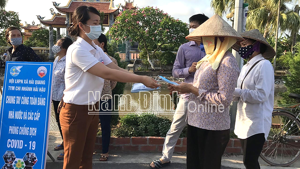 Hội LHPN xã Hải Quang (Hải Hậu) phối hợp với Quỹ TYM, chi nhánh Hải Hậu tặng khẩu trang, nước sát khuẩn cho người dân.