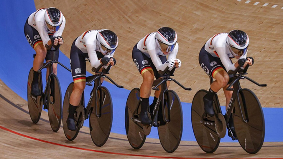 Đội đua xe đạp nữ của Đức trong hai ngày phá ba kỷ lục Olympic và thế giới ở nội dung đua 4 km trong sân lòng chảo.