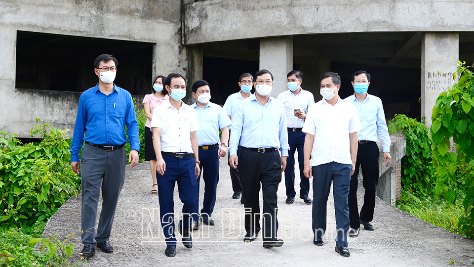 Đồng chí Bí thư Tỉnh ủy Phạm Gia Túc và Đoàn công tác của tỉnh kiểm tra mặt bằng xây dựng Bệnh viện Đa khoa tỉnh.