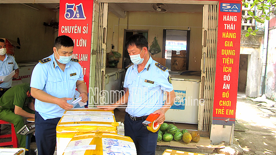 Lực lượng Quản lý thị trường thu giữ hàng hóa vi phạm tại tổng kho bán lẻ trên đường Phan Bội Châu (thành phố Nam Định).