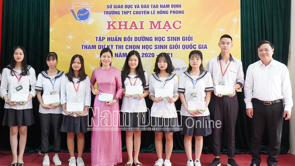 Em Phùng Bá Quang (đứng thứ 2 từ phải sang), học sinh Trường THPT chuyên Lê Hồng Phong, thủ khoa khối C của tỉnh tại Lễ khai mạc tập huấn bồi dưỡng học sinh giỏi năm học 2020-2021.  Ảnh: Do cơ sở cung cấp